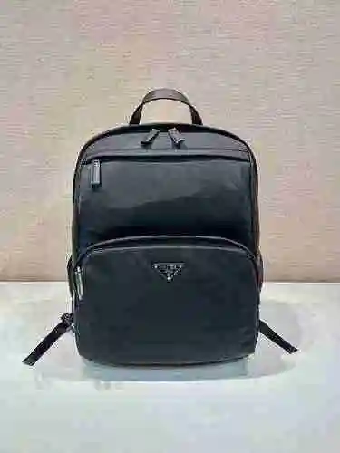 PRADA La mochila para hombre Prada está hecha de cuero original importado de primer nivel y una vers