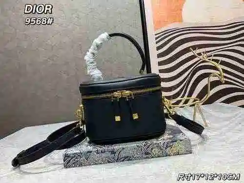La bolsa de maquillaje Dior está hecha de material de lona importado y es una bolsa de regalo de ent