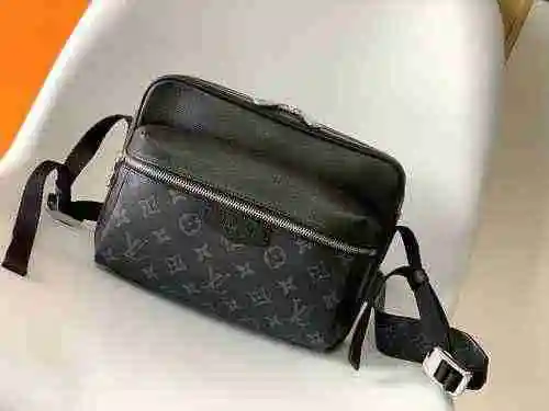 La bolsa de mensajero LV está hecha de cuero original importado de primer nivel y una versión réplic