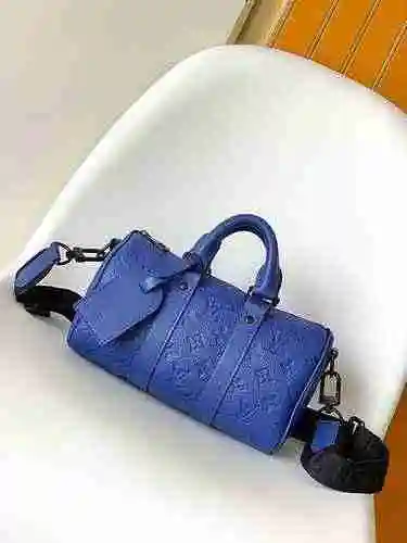 El bolso bandolera LV está hecho de cuero original importado de primer nivel y una versión réplica d