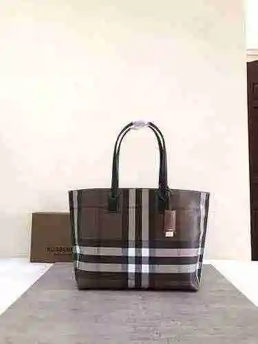 El bolso de hombro Bur Burberry está hecho de cuero original importado de primer nivel y una versión