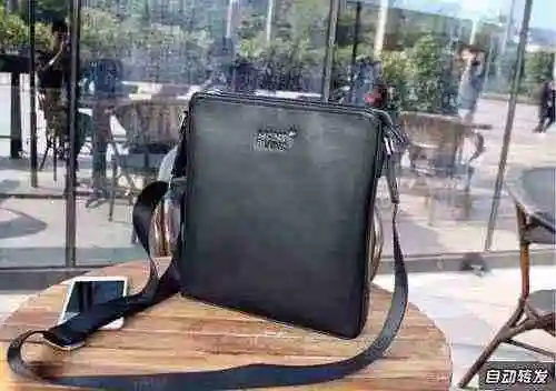 El bolso cruzado exclusivo para hombres está hecho de piel de vaca original importada y una bolsa de