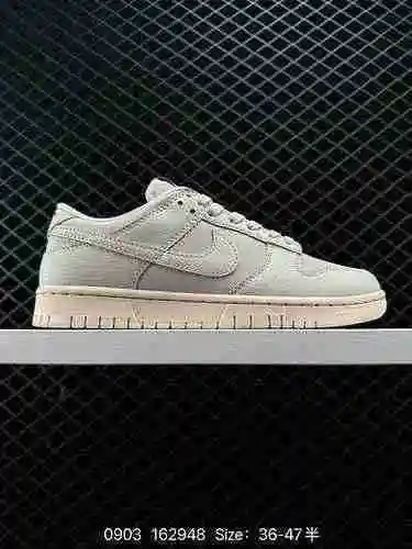 La colección de zapatos de críquet 24 Nike SB Zoom Dunk Low es una zapatilla casual clásica y versát