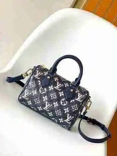 El bolso LV está hecho de cuero original importado de primer nivel y una versión réplica de alta gam