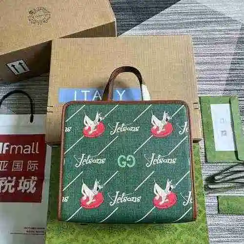 El bolso GUCCI Gucci está hecho de material de lona importado, con una bolsa de regalo de entrega de