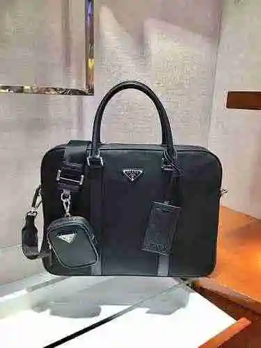 El maletín para hombre está hecho de tela de nailon importada, con una bolsa de regalo de entrega de