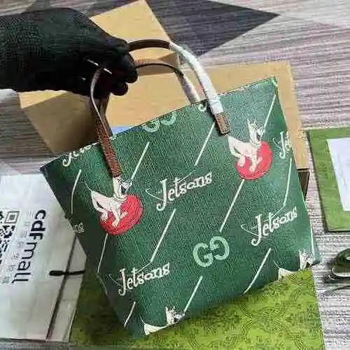 El bolso GUCCI Gucci está hecho de material de lona importado, con una bolsa de regalo de entrega de