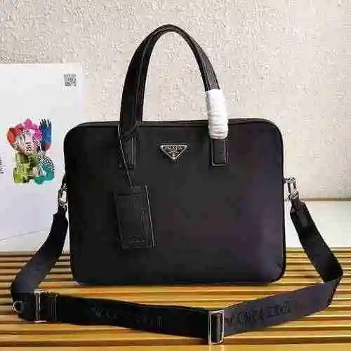 El maletín para hombre está hecho de tela de nailon importada, con una bolsa de regalo de entrega de