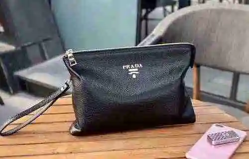 El único bolso para hombre está hecho de piel de vaca original importada y una bolsa de regalo de en