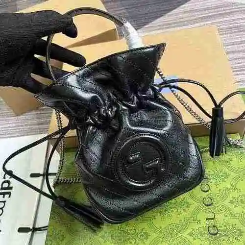 El mini bolso tipo cubo GUCCI Gucci está hecho de cuero original importado de primer nivel y una ver