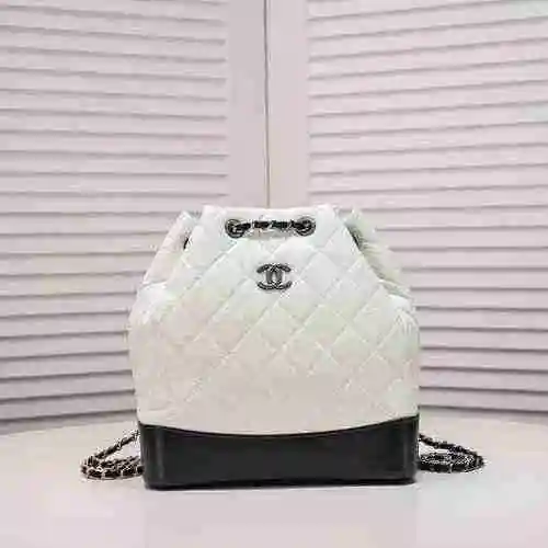 La mochila está hecha de piel de vaca original importada, con una bolsa de regalo de entrega de alta