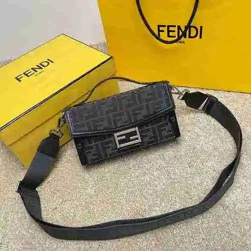 FENDI El bolso cruzado Fendi adopta una versión de réplica de cuero original importada de primer niv