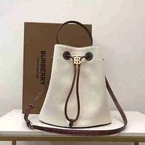 El bolso tipo cubo con cordón Bur Burberry está hecho de cuero original importado de primer nivel y 