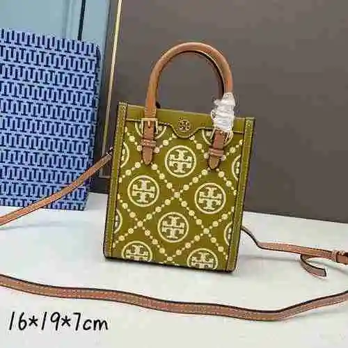 La bolsa Tori Birch Tote está hecha de material de lona importado y es una bolsa de regalo de entreg