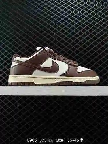 Las zapatillas retro Nike Dunk Low, como zapatillas clásicas de baloncesto de los años 80, fueron di
