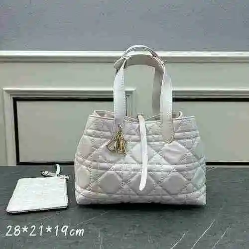 El bolso adopta cuero original importado de alto nivel y una réplica de alta gama para la entrega. B