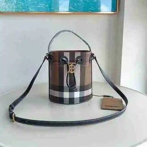 El mini bolso tipo cubo Bur Burberry está hecho de cuero original importado de primer nivel y una ve