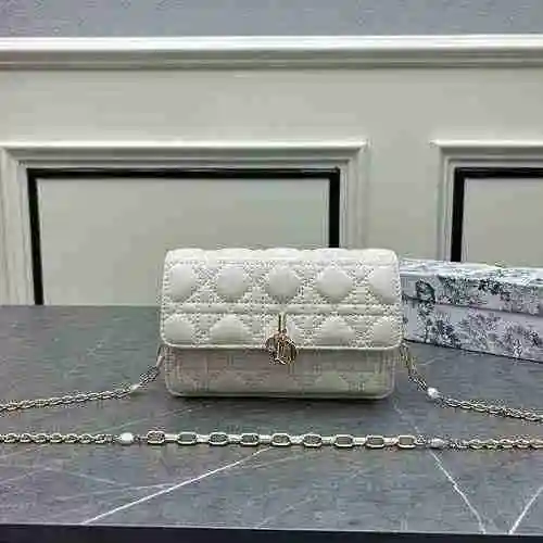 El bolso de cadena está hecho de piel de vaca original importada, con una bolsa de regalo de entrega