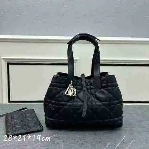 El bolso adopta cuero original importado de alto nivel y una réplica de alta gama para la entrega. B
