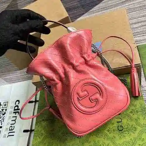 El mini bolso tipo cubo GUCCI Gucci está hecho de cuero original importado de primer nivel y una ver