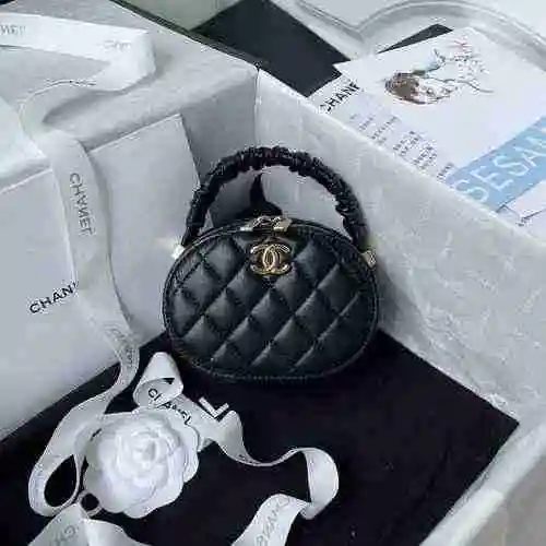 El bolso de maquillaje Chanel está hecho de cuero original importado de primera calidad y una versió