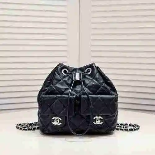 La mochila está hecha de piel de vaca original importada, con una bolsa de regalo de entrega de alta