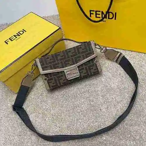 FENDI El bolso cruzado Fendi está hecho de cuero original importado de primer nivel y una versión ré