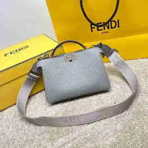 FENDI El bolso cruzado Fendi está hecho de cuero original importado de primer nivel y una versión ré