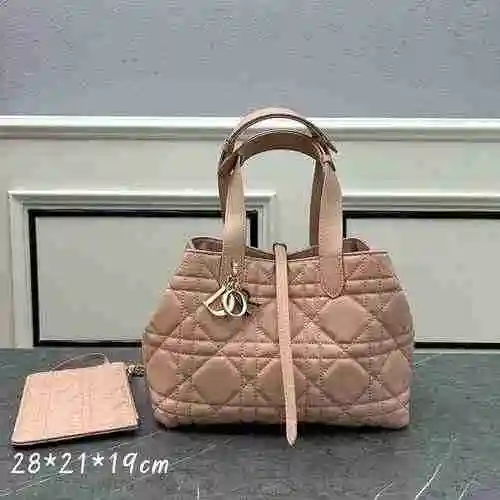El bolso adopta cuero original importado de alto nivel y una réplica de alta gama para la entrega. B