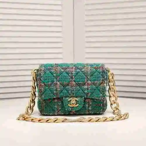 La bolsa de cadena está hecha de material de lana importado, con una bolsa de regalo de entrega de a