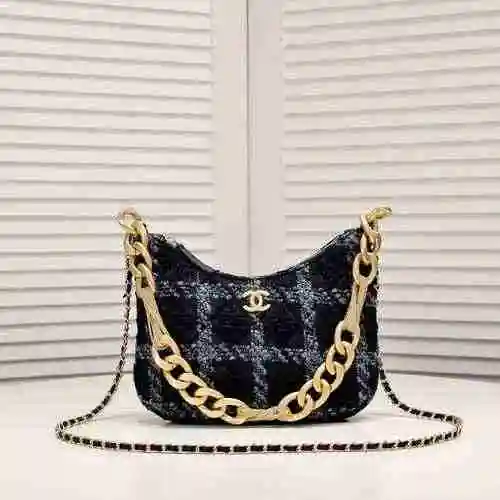 La bolsa de cadena está hecha de material de lana importado, con una bolsa de regalo de entrega de a