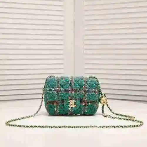 La bolsa de cadena está hecha de material de lana importado, con una bolsa de regalo de entrega de a