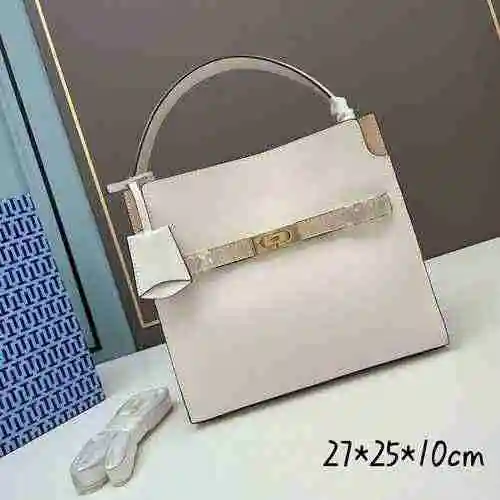 El bolso Tori Birch está hecho de cuero original importado de primer nivel y una versión réplica de 