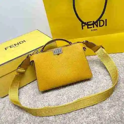 FENDI El bolso cruzado Fendi está hecho de cuero original importado de primer nivel y una versión ré