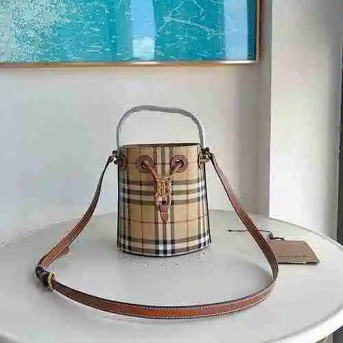 El mini bolso tipo cubo Bur Burberry está hecho de cuero original importado de primer nivel y una ve