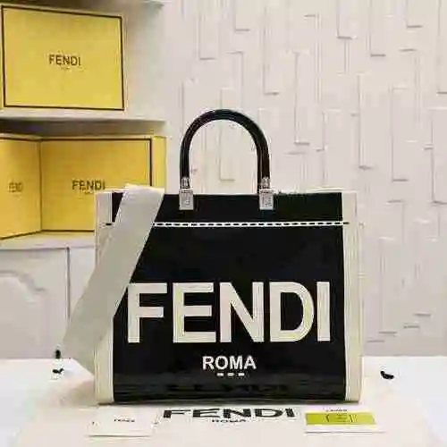 FENDI El bolso Fendi está hecho de material de lona importado, con una bolsa de regalo de entrega de