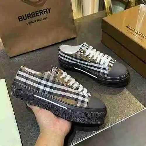 Burberry Pareja Código: 0831C00 Talla: Mujer 35-40 Hombre 39-45