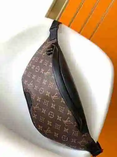 La riñonera exclusiva para hombre LV está hecha de cuero original importado de primera calidad con u