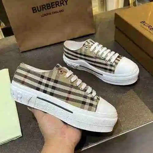 Burberry Pareja Código: 0831C00 Talla: Mujer 35-40 Hombre 39-45