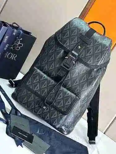 La mochila para hombre DIOR está hecha de cuero original importado de primera calidad, con una bolsa