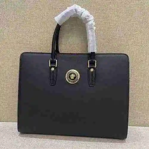 El maletín especial VER Versace para hombre está hecho de cuero original importado de primera calida