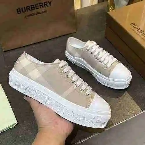 Burberry Pareja Código: 0831C00 Talla: Mujer 35-40 Hombre 39-45