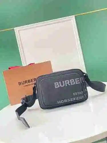 El bolso para cámara dedicado para hombre de Burberry está hecho de cuero original importado de prim