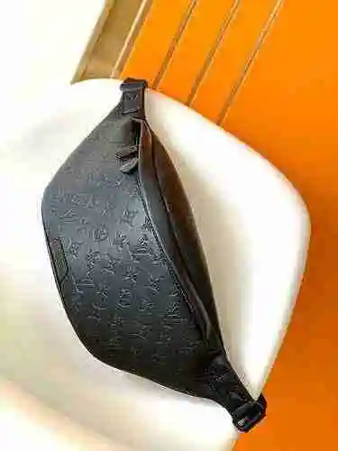 La riñonera exclusiva para hombre LV está hecha de cuero original importado de primera calidad con u