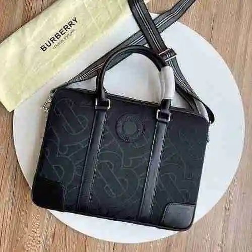 El maletín especial para hombre de Burberry está fabricado en cuero original importado de primer niv