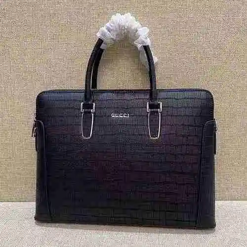 El maletín especial para hombre GUCCI está hecho de cuero original importado de primer nivel, con un