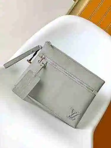 El bolso exclusivo para hombre LV está hecho de cuero original importado de primera calidad con una 
