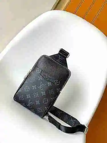 El bolso de hombro exclusivo para hombre LV está hecho de cuero original importado de primera calida
