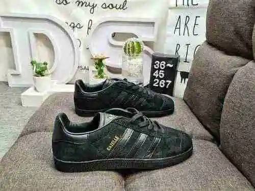 267DADIDAS GAZELLE three leaf grass pig eight skin campus casual board shoes.