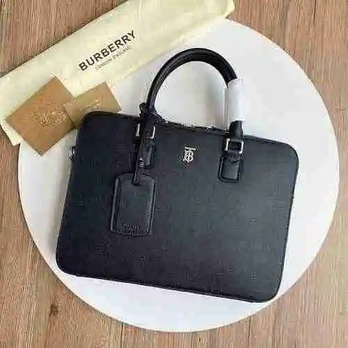 El maletín especial para hombre de Burberry está fabricado en cuero original importado de primer niv